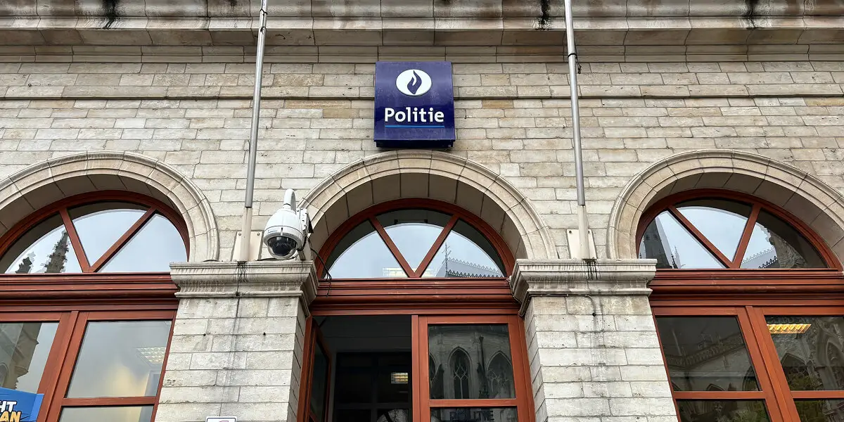 Logo politie aan ingang politiekantoor Leuven