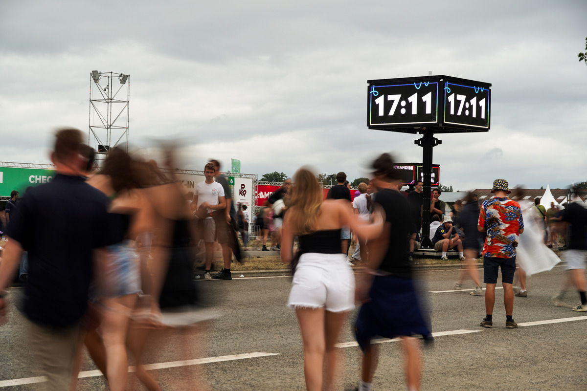 Digital scherm Crowd Beacon op festival Pukkelpop. Het scherm komt boven de hoofden van de mensenmassa uit.