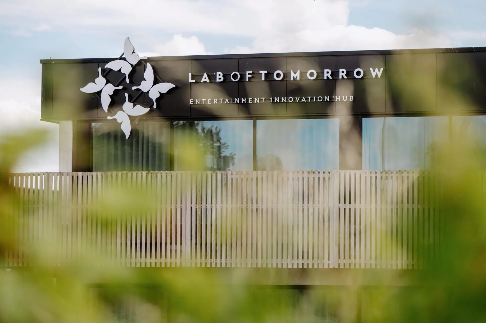Gebouw en logo van lab of tomorrow in boom 2025 met gras