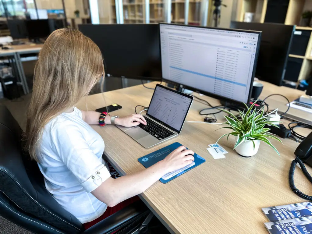 vrouw aan computer