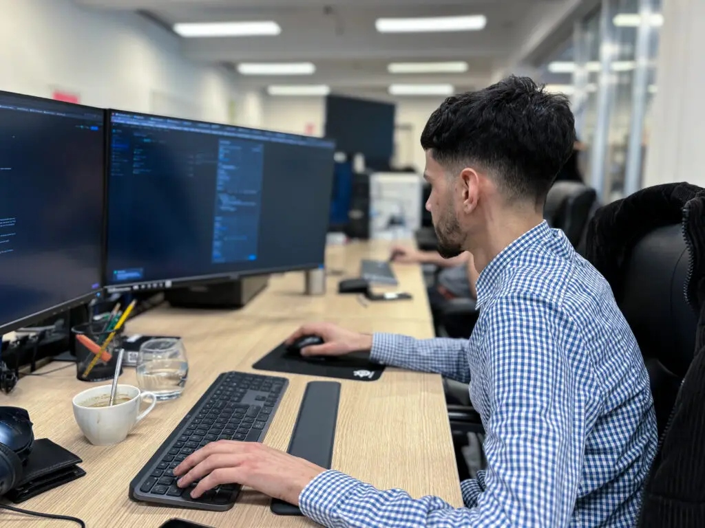 Man aan computer